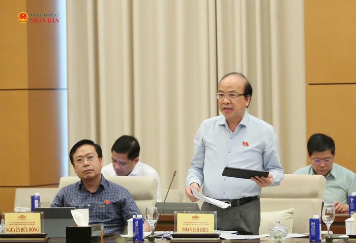 Chủ nhiệm Ủy ban Pháp luật và Tư pháp Phan Chí Hiếu trình bày Báo cáo về ý kiến đối với việc tiếp thu, giải trình, chỉnh lý dự thảo Luật