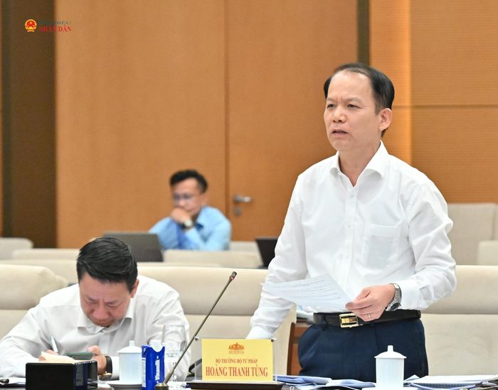 Bộ trưởng Bộ Tư pháp Hoàng Thanh Tùng trình bày Báo cáo tóm tắt việc tiếp thu, giải trình và chỉnh lý dự thảo Luật sửa đổi, bổ sung một số điều của Luật Trách nhiệm bồi thường của Nhà nước