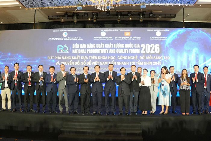 Các đại biểu chụp hình lưu niệm tại diễn đàn. Ảnh: Thạc Hiếu
