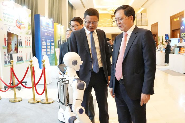 Phó Thủ tướng Chính phủ Hồ Quốc Dũng và Thứ trưởng Bộ Khoa học và Công nghệ Lê Xuân Định tham quan các gian hàng tại diễn đàn. Ảnh: Thạc Hiếu