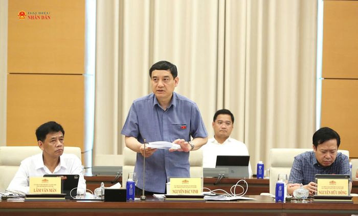 Chủ nhiệm Ủy ban Văn hóa và Xã hội Nguyễn Đắc Vinh trình bày Báo cáo ý kiến về việc Chính phủ tiếp thu, giải trình, chỉnh lý 3 dự thảo Luật