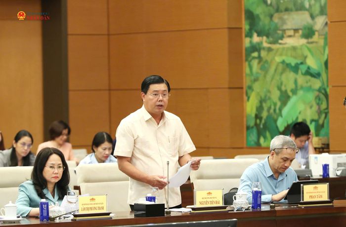 Bộ trưởng Bộ Nội vụ Nguyễn Tiến Hải trình bày Báo cáo tiếp thu, giải trình ý kiến của Cơ quan thẩm tra, ý kiến của đại biểu Quốc hội về dự án Luật sửa đổi, bổ sung một số điều của Luật Người lao động Việt Nam đi làm việc ở nước ngoài theo hợp đồng