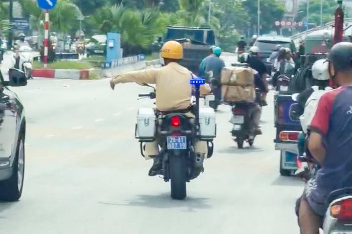 CSGT mở đường cho xe chở bệnh nhi đi cấp cứu, chiều 14/8