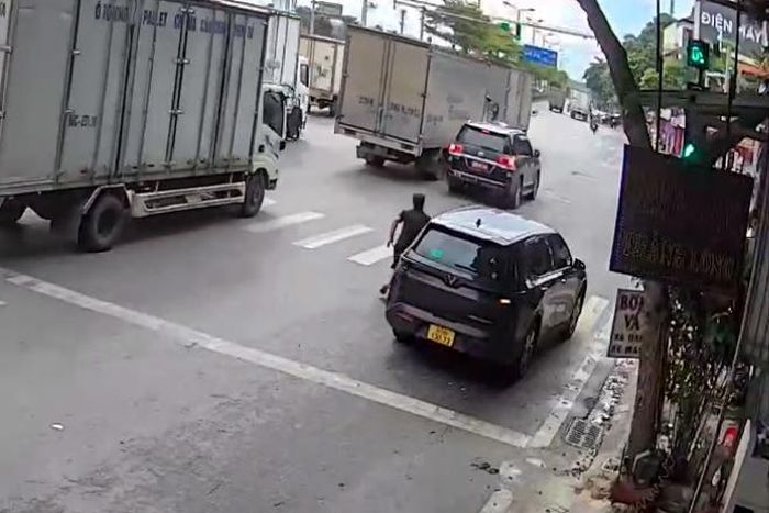 Gia đình chạy đến nhờ CSGT hỗ trợ