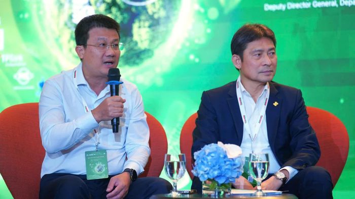 Ông Nguyễn Tuấn Quang, Phó Cục trưởng Cục Biến đổi khí hậu (bìa trái) và các diễn giả tại phiên tọa đàm.