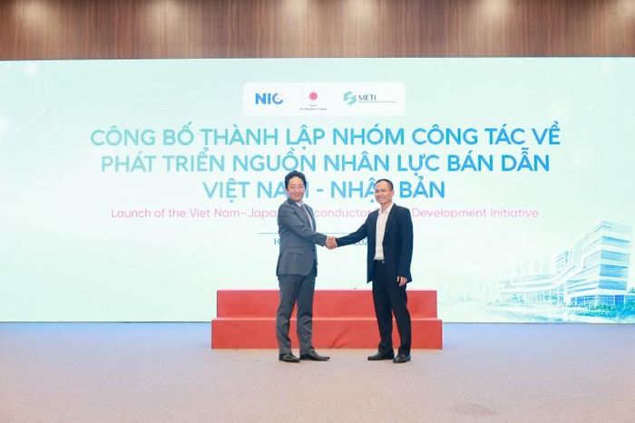 Ông Hoàng Trung Hiếu, Phó Giám đốc Trung tâm Đổi mới sáng tạo quốc gia (phải) và ông Ishikawa Isamu, Phó Đại sứ Nhật Bản tại Việt Nam tại lễ công bố thành lập Nhóm công tác về phát triển nguồn nhân lực bán dẫn Việt Nam - Nhật Bản. Ảnh: BTC.