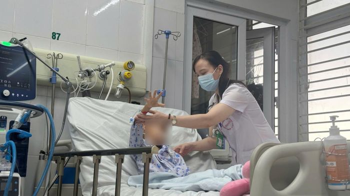 Bác sĩ thăm khám cho bệnh nhi (Ảnh: BVCC)