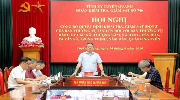 Đồng chí Trần Mạnh Lợi, Trưởng ban Tuyên giáo và Dân vận Tỉnh ủy Tuyên Quang, Trưởng đoàn kiểm tra, giám sát số 746 phát biểu tại hội nghị. Ảnh Báo Tuyên Quang