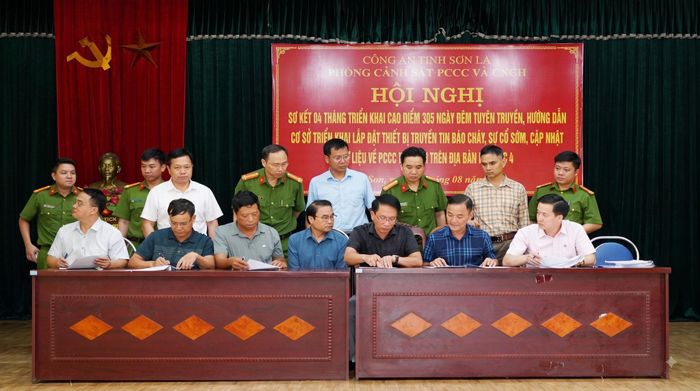 Công ty TNHH Đầu tư và Thương mại Nhật Nguyên Sơn La, đơn vị cung cấp thiết bị, đã ký cam kết với đại diện các đơn vị, doanh nghiệp và chủ cơ sở kinh doanh trên địa bàn. Ảnh SNews
