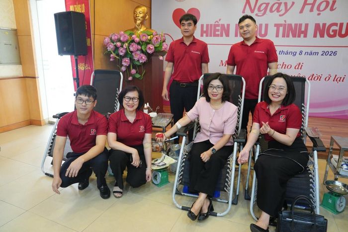 Đồng chí Từ Thị Kim Thanh, Thành viên Hội đồng thành viên, Chủ tịch Công đoàn Agribank cùng tập thể cán bộ, đoàn viên, người lao động Agribank tham dự hiến máu