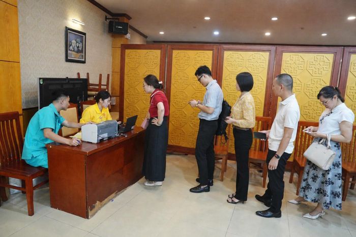 Đông đảo cán bộ, công chức, người lao động, đoàn viên, thanh niên đã có mặt tại Hội trường tầng 2, nhà E, trụ sở NHNN, số 49 Lý Thái Tổ, Hà Nội để đăng ký tham gia hiến máu