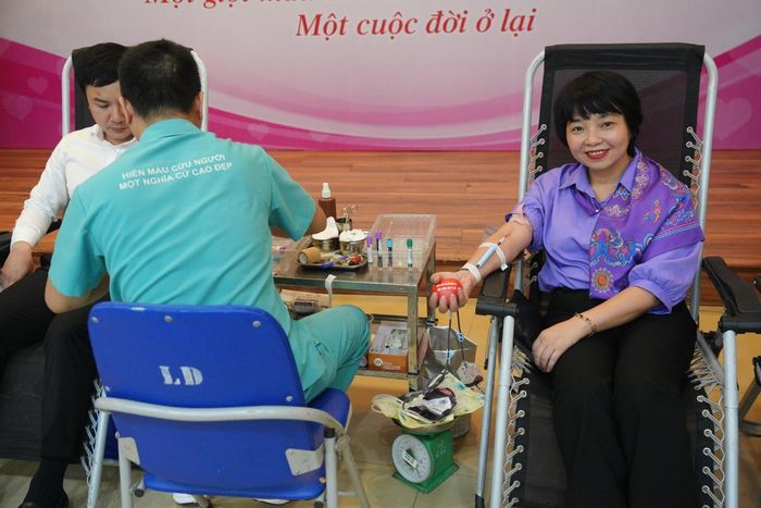 Đồng chí Lê Thị Mai Hương, Phó Bí thư chuyên trách Đảng ủy NHNN tham gia hiến máu