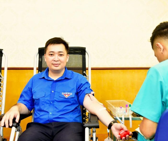 Đồng chí Đào Minh Thắng, Bí thư Đoàn Thanh niên Ngân hàng Trung ương tham gia hiến máu tại chương trình