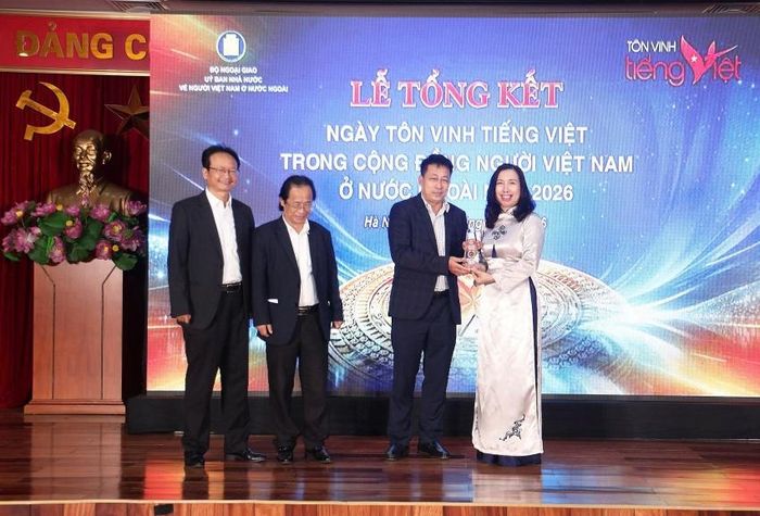 Ông Phạm Vĩnh Thái – Tổng biên tập NXBGDVN nhận Kỷ niệm chương vì những đóng góp xuất sắc trong công tác gìn giữ và lan toả tiếng Việt trong cộng đồng người Việt Nam ở nước ngoài