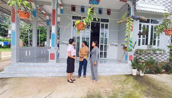 Gia đình chị Y Loat, người Gia Rai,ở thôn Plei Sar, xã Ia Chim (Quảng Ngãi) đã có cuộc sống ổn định, nhà cửa khang trang sau một giai đoạn sử dụng hiệu quả vốn vay từ NHCSXH - Ảnh: Công Thái