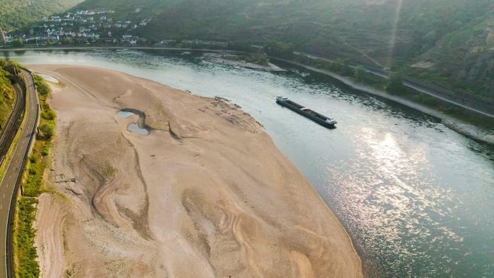 Mực nước sông Rhine xuống thấp kỷ lục do nắng nóng, khô hạn. Ảnh: GettyImages