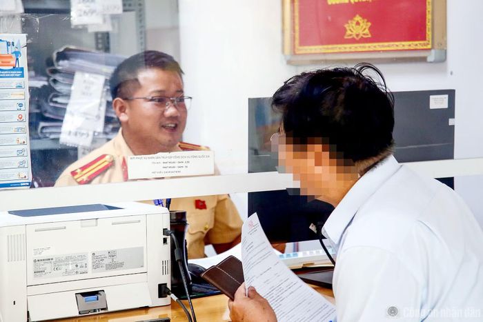 Người đàn ông đến làm thủ tục nộp phạt sau khi được thông báo vi phạm.
