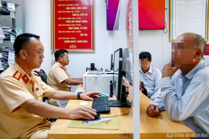 Nhiều người dân đến xử lý sau khi nhận được thông báo vi phạm.