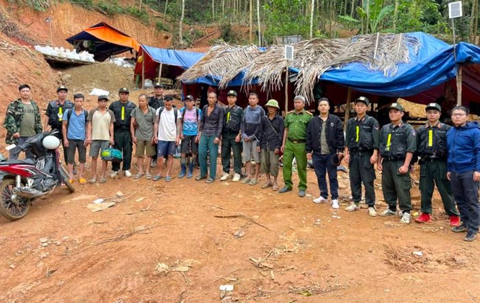 Lực lượng Công an bắt quả tang nhóm đối tượng khai thác vàng trái phép tại đồi keo (Ảnh CA cung cấp).