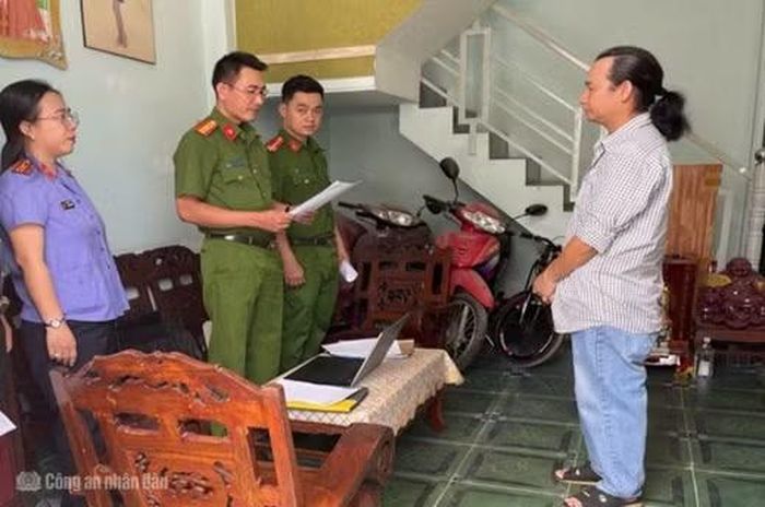 Cơ quan điều tra tống đạt các quyết định tố tụng đối với bị can Tân.