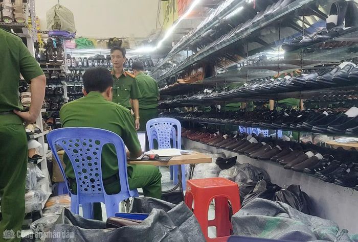 Cơ quan Công an phát hiện nhiều sản phẩm giả mạo nhãn hiệu nổi tiếng thế giới tại cửa hàng của ông Tân.