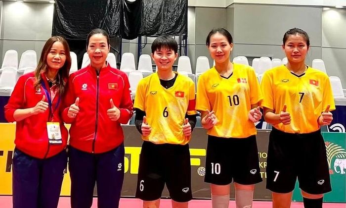 Hai huấn luyện viên Trần Thị Vui, Hoàng Thị Thái Xuân và đội trưởng Nguyễn Thị Thu Trang, Nguyễn Thị Khánh Ly, Lê Thị Hồng Liên ăn mừng chức vô địch cầu mây đôi nữ thế giới tại Thái Lan, ngày 7/8