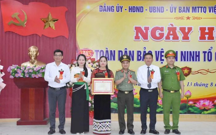 Thừa ủy quyền, Đại tá Lê Ngọc Anh, Phó Giám đốc Công an tỉnh Thanh Hoá trao Bằng khen của Bộ Công an tặng xã Nam Xuân.