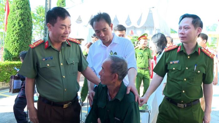 Đại tá Hoàng Quốc Việt, Giám đốc Công an tỉnh Thanh Hoá ghi nhận, biểu dương những nỗ lực của cấp ủy, chính quyền, lực lượng Công an và nhân dân xã Hợp Tiến trong công tác bảo đảm ANTT.