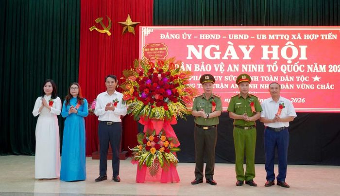 Đại tá Hoàng Quốc Việt, Giám đốc Công an tỉnh Thanh Hoá tặng hoa chúc mừng Ngày hội toàn dân bảo vệ an ninh Tổ quốc.