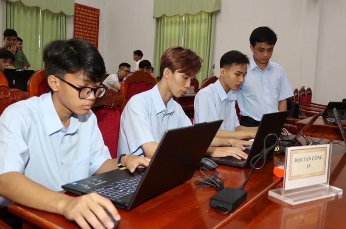 Nhóm sinh viên Trường Đại học Cửu Long tham gia diễn tập với vai trò Đội Tấn công (Red Team), thực hiện các kỹ thuật khai thác lỗ hổng của hệ thống.