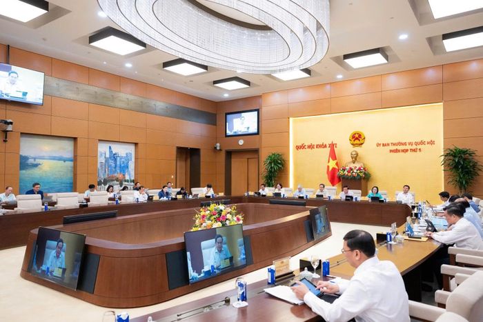 Quang cảnh phiên họp sáng 14/8.