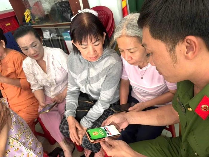 Công an phường Bảy Hiền và Gia Định hướng dẫn người dân cài đặt và sử dụng các ứng dụng.