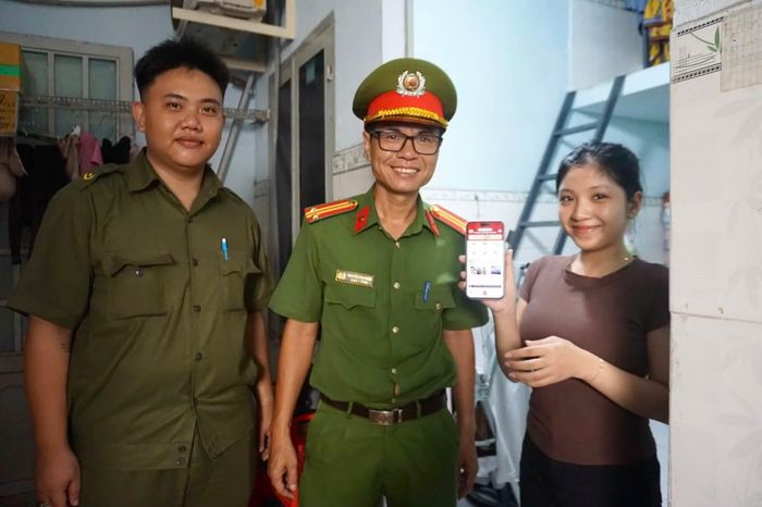 Công an phường Tăng Nhơn Phú hướng dẫn người dân cài đặt và sử dụng các ứng dụng.
