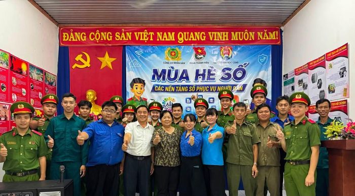Tuổi trẻ Công an Thành phố phối hợp Trường Đại học Cảnh sát nhân dân triển khai nhiều hoạt động hỗ trợ người dân thực hiện dịch vụ công trực tuyến trên địa bàn phường Thủ Dầu Một.