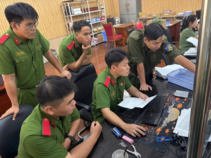 Học viên Trường Đại học Cảnh sát nhân dân cùng Công an phường xã đưa các tiện ích số đến gần hơn với người dân.