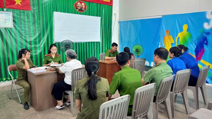 Công an phường Phước Long phối hợp các lực lượng tổ chức tuyên truyền trong khuôn khổ Chiến dịch “Mùa hè số” và phong trào “Ngày thứ Bảy tình nguyện”.