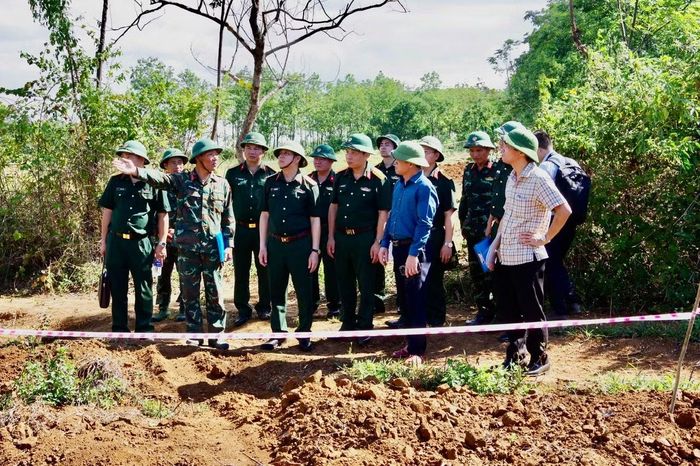 Đoàn công tác khảo sát và kiểm tra thực địa các vị trí mà Tổ Ra đa xuyên đất kiến nghị tổ chức đào khảo sát.