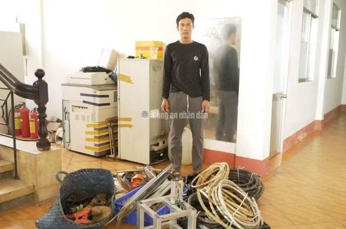 Đối tượng nghiện ma túy Thạch Hoàng Nam bị Công an phường Sóc Trăng bắt quả tang khi đang cắt trộm dây điện.