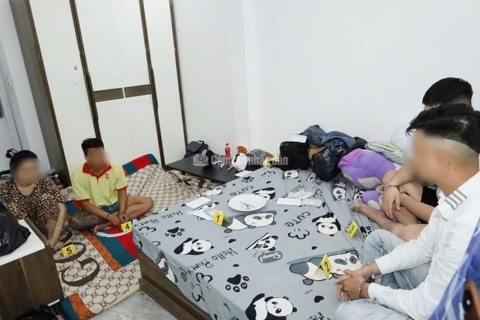 Công an TP Cần Thơ bắt quả tang các đối tượng tổ chức sử dụng ma túy tại phòng trọ của một sinh viên ở phường Long Tuyền.