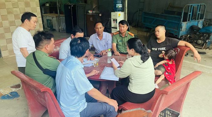 Lực lượng Công an xã Thạnh Bình tham gia tuyên truyền, vận động người dân hiến đất làm đường.
