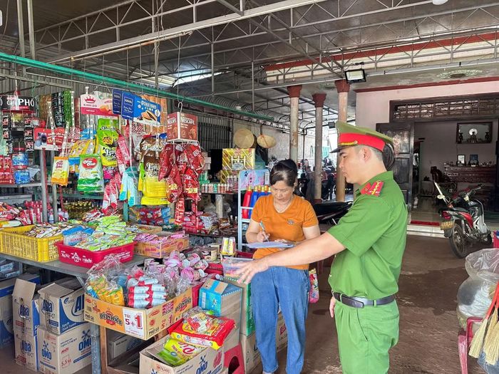 Cán bộ Công an xã tuyên truyền công tác PCCC đến các cơ sở kinh doanh trên địa bàn xã.