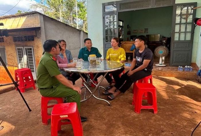 Cán bộ Công an xã luôn gần dân.