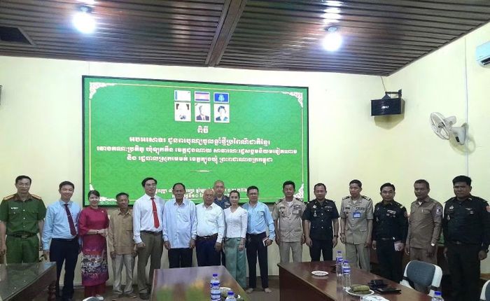 Công an xã Lộc Tấn đến thăm, tặng quà và chúc Tết chính quyền địa phương thuộc huyện Mê Mốt, Vương quốc Campuchia.