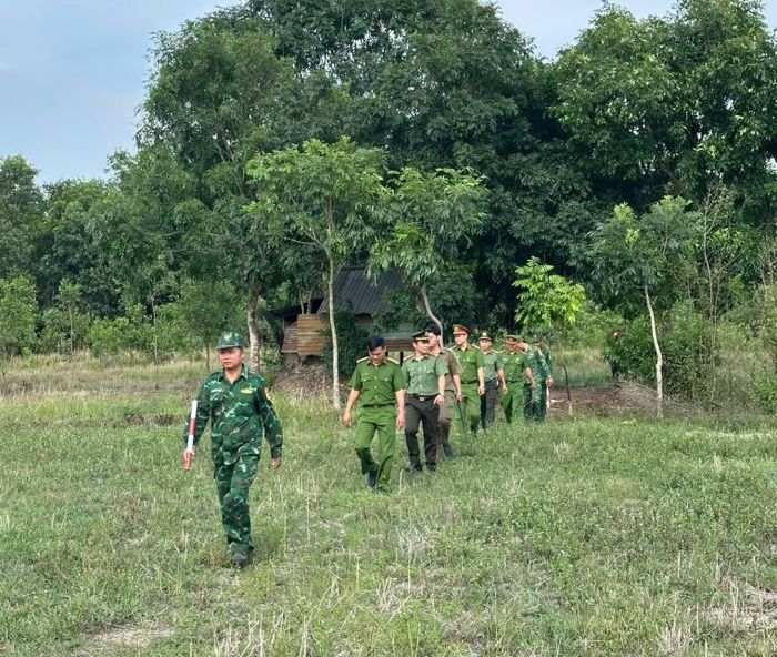 Công an xã phối hợp với Quân sự xã và các Đồn Biên phòng trên địa bàn tuần tra giữ vững ANTT khu vực biên giới.