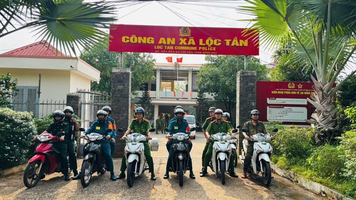 Công an xã phối hợp với Bộ đội Biên phòng và Quân sự xã tổ chức tuần tra.