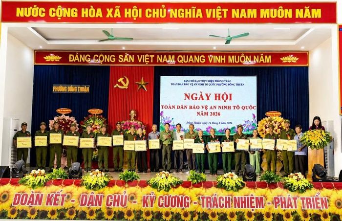 Thứ trưởng Lê Quốc Hùng tặng quà các cá nhân, gia đình có thành tích trong phong trào và các gia đình có hoàn cảnh khó khăn trên địa bàn.