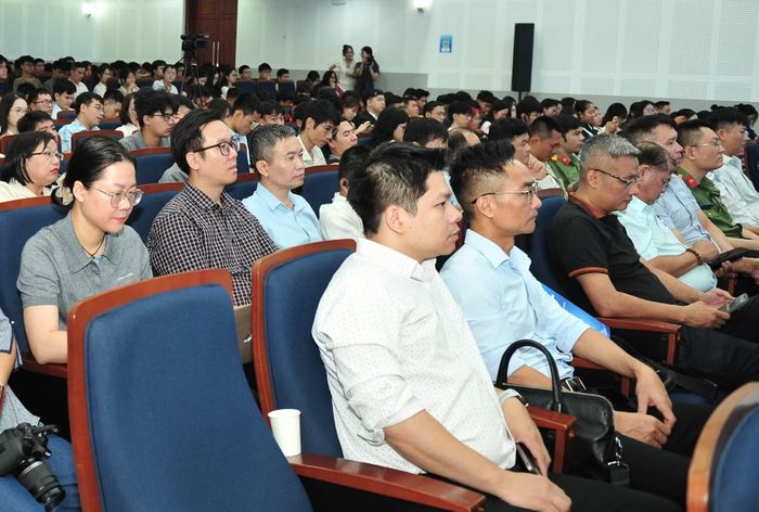 Các đại biểu tham dự hội thảo.
