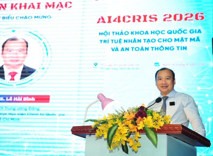 PGS.TS Lê Hải Bình, Phó Giám đốc Thường trực Học viện Chính trị Quốc gia Hồ Chí Minh phát biểu tại hội thảo.