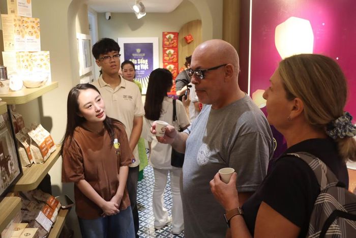 Không gian trưng bày thu hút sự quan tâm của người dân và du khách.