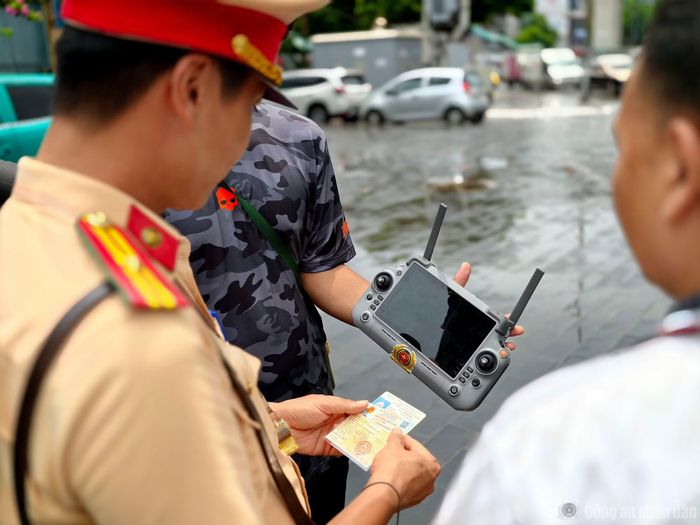 Tính đến hết giai đoạn 1 của đợt thử nghiệm, với sự hỗ trợ của UAV, lực lượng chức năng đã phát hiện, xử lý 510 trường hợp vi phạm trật tự, an toàn giao thông và trật tự đô thị. Quá trình thử nghiệm sẽ là tiền đề quan trọng để Công an Hà Nội đánh giá toàn diện các chỉ số kỹ thuật. Dự kiến trong tháng 9, Công an TP Hà Nội sẽ hoàn tất báo cáo kết quả gửi lãnh đạo Bộ Công an, tiến tới việc triển khai chính thức giải pháp công nghệ cao này vào thực tiễn chiến đấu.
